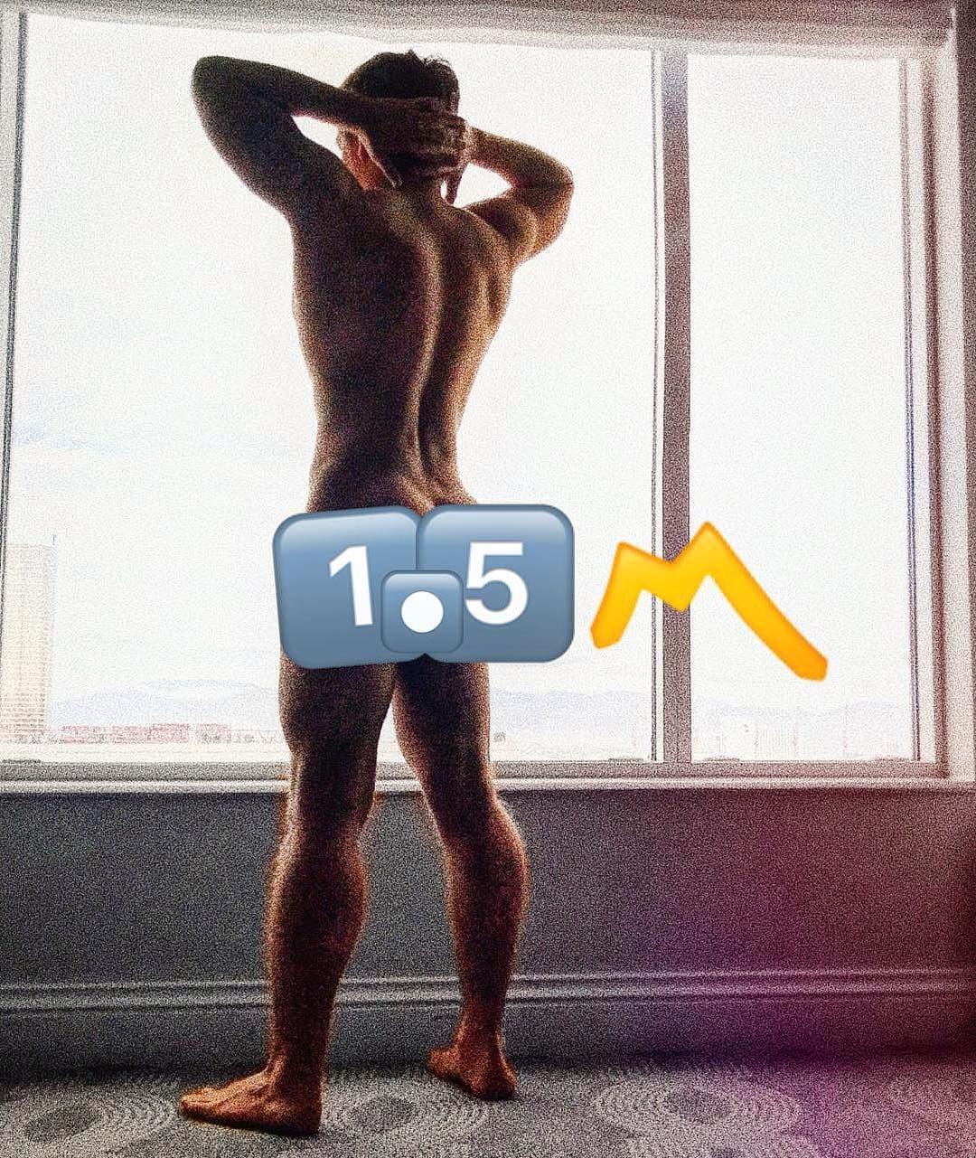 Ahora, el actor está en el ojo del huracán por compartir una imagen en la que aparece completamente desnudo.