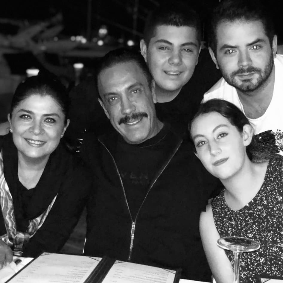 Pero los mellizos de Victoria Ruffo no solo han llamado la atención por su transformación y fotografías, también porque el año pasado su hermano José Eduardo Derbez destapó cómo era su relación.