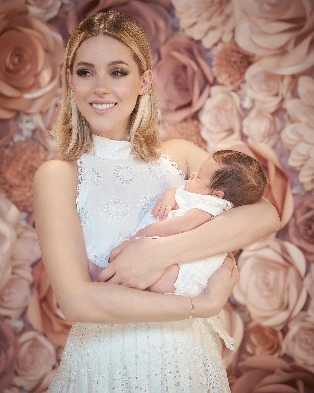 Mariana Rodríguez posa junto a su mamá ¡y parecen hermanas!
