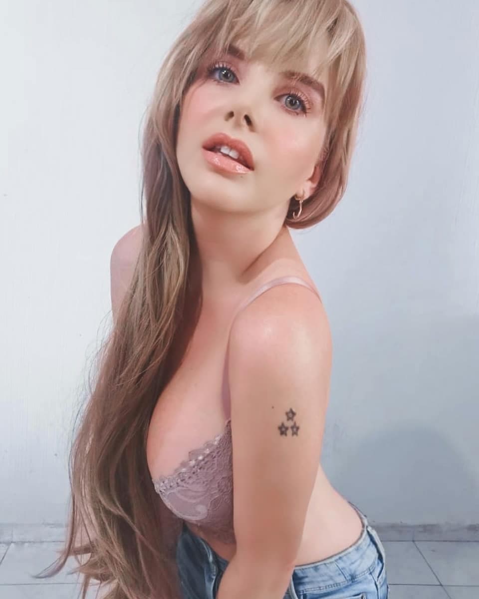 Recientemente, la actriz presumió su radical cambio de look en su cuenta oficial de Instagram, donde apareció con el cabello mucho más largo, con fleco y mechas en tono rubio cenizo.