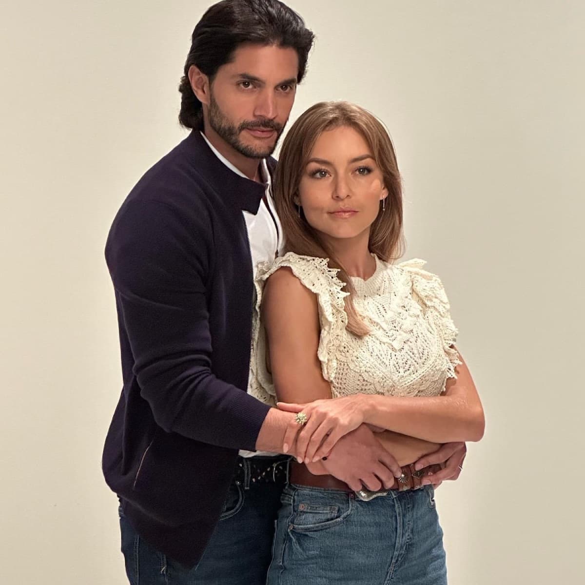 El actor dijo lo feliz que está de compartir créditos con la novia de Sebastián Rulli