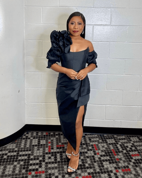 Al inicio de la gala, la nominada al Oscar apareció enfundada en un vestido del brasileño Vitor Zerbinato, quien sabe cómo hacer que la mujer no pase desapercibida.