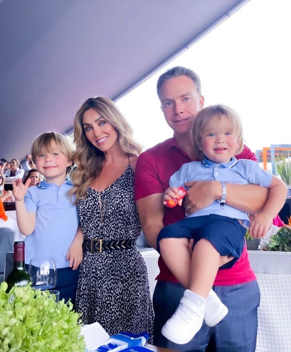 Manuel y Emiliano posaron como pocas veces junto a su famosa mamá