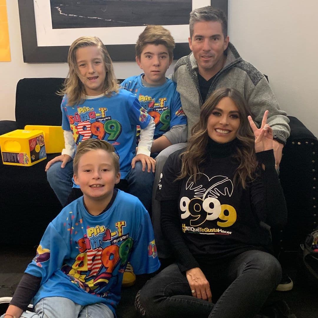 Alexis y Claudio son fruto de la relación que Fernando Reina sostuvo con Paola Carus, con quien Galilea Montijo también sostiene una gran amistad, por lo que incluso han realizado cápsulas para el programa Hoy.