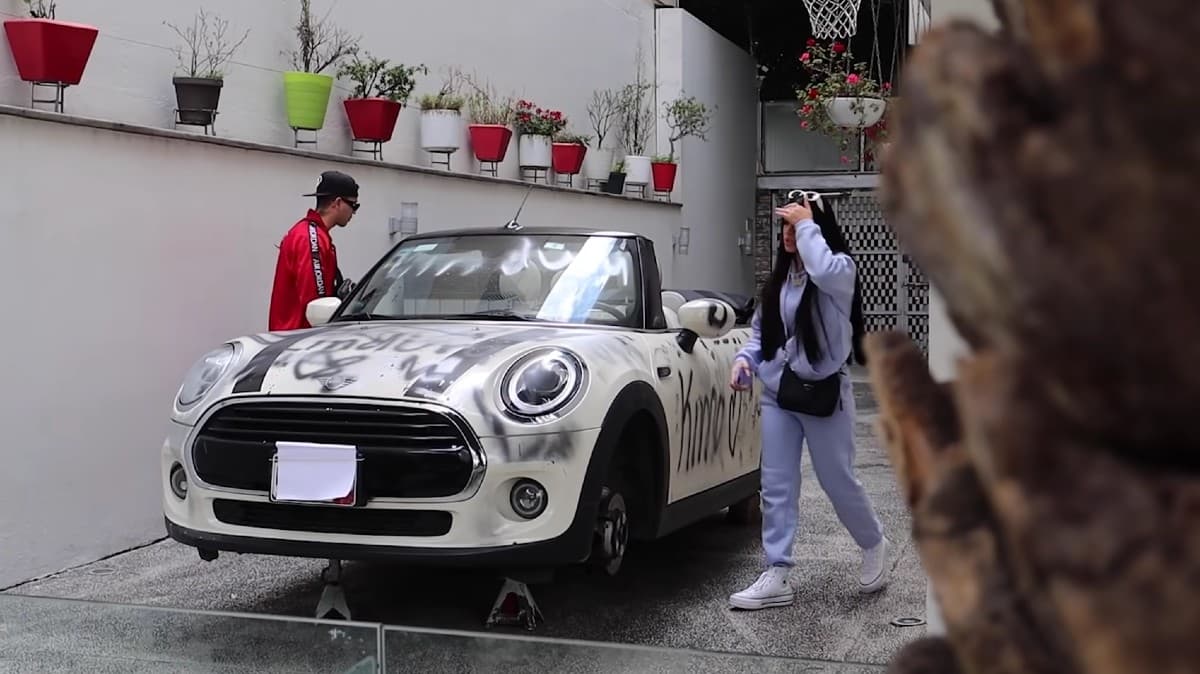 Kimberly Loaiza rompe en llanto al ver su auto de lujo totalmente destrozado