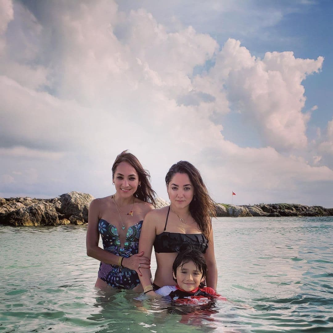 Sin embargo, la imagen que más llamó la atención fue en la que apareció junto a su hijo Diego y Sherlyn, registrando en cuestión de horas más de dos mil ‘me gusta’ en Instagram, así como cientos de piropos de famosos y seguidores, quienes no dudaron en resaltar su gran parecido.
