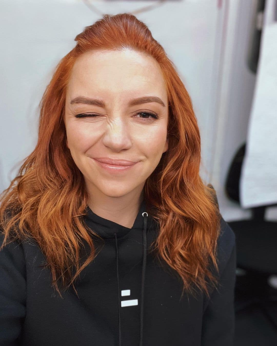 ¡Ahora son azules! Así luce Regina Blandón con nuevo tinte de ceja