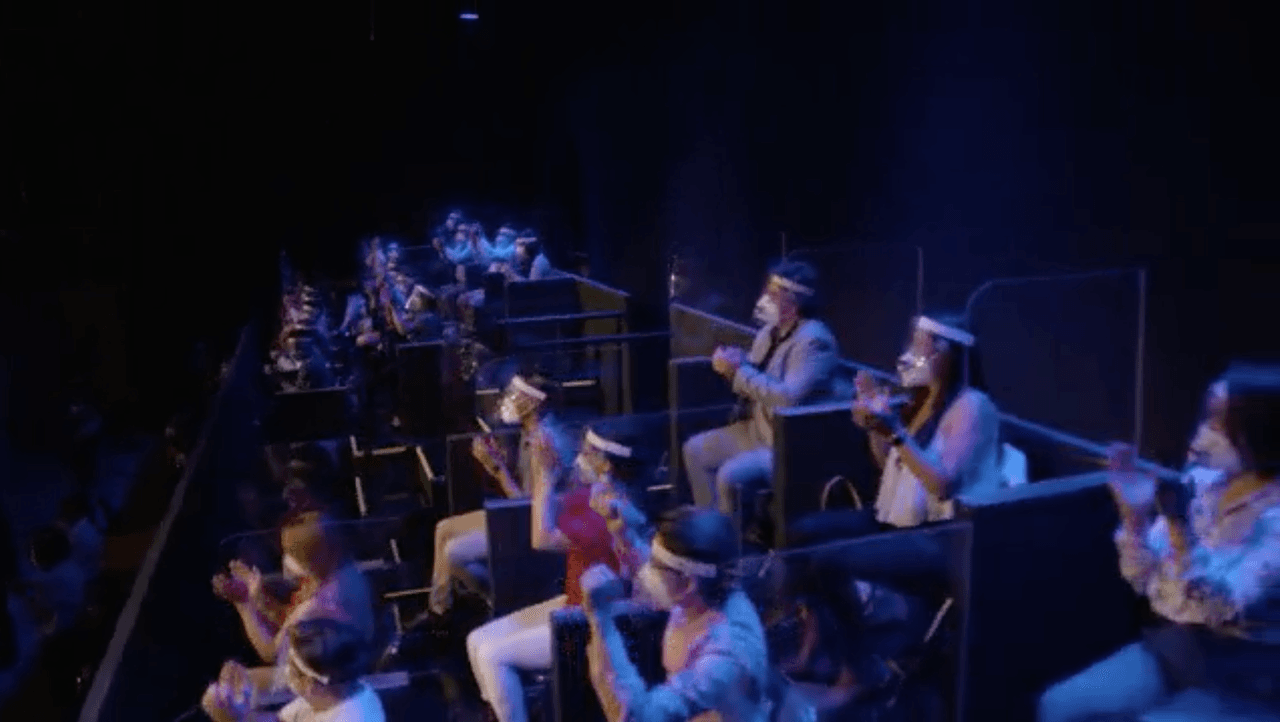 En la primera versión se contaba con público en vivo, por lo que en esta nueva, la producción decidió hacer lo mismo para motivar a los actores y no perder la escencia del programa.