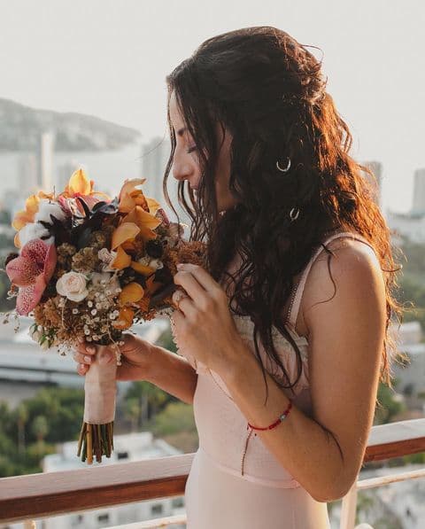 La actriz reveló nuevas imágenes de los momentos antes de su boda.