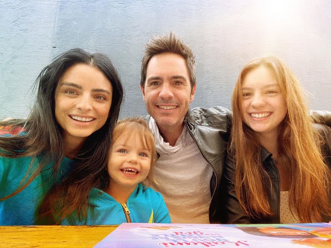 Tal como lo hizo Mauricio Ochmann el 10 de mayo, Aislinn Derbez recurrió a sus redes sociales para dedicarle un mensaje a su aún esposo con motivo del Día del Padre, así que junto a una fotografía familiar, donde aparece Kailani y Lorenza, la actriz escribió: “Este hombre es el mejor papá que conozco. Su incondicionalidad, amor, devoción y entrega a su paternidad es algo que nunca había visto antes en un hombre. Me siento muy afortunada de que mi hija tenga la oportunidad de tener un papá así. Me hace sentir muy tranquila y en paz el saber que su papá siempre la cuidará y amará tanto como yo. Me siento muy orgullosa de la familia que hoy tenemos (aunque no sea una familia convencional), del amor, respeto complicidad y confianza que hemos logrado. Feliz día del padre”.