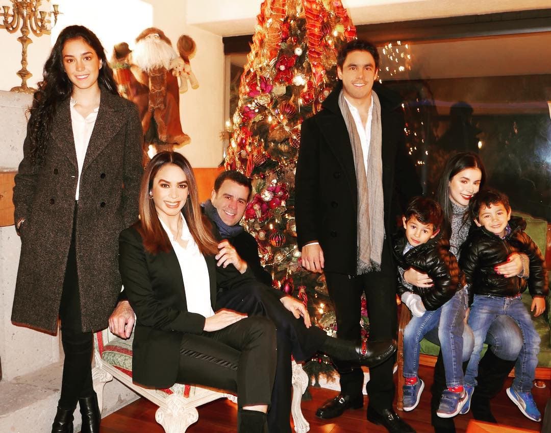 Biby Gaytán remodela su casa con ayuda de sus hijos y muestra su espectacular árbol de Navidad