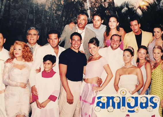 'Amigas y Rivales' fue una telenovela juvenil producida por Emilio Larrosa para Televisa en el año 2001. De esta, surgirían grandes estrellas como Michelle Vieth, Angélica Vale, Ludwika Paleta, Adamari López, Manuela Imaz y Marisol Mijares, por mencionar solo algunas.