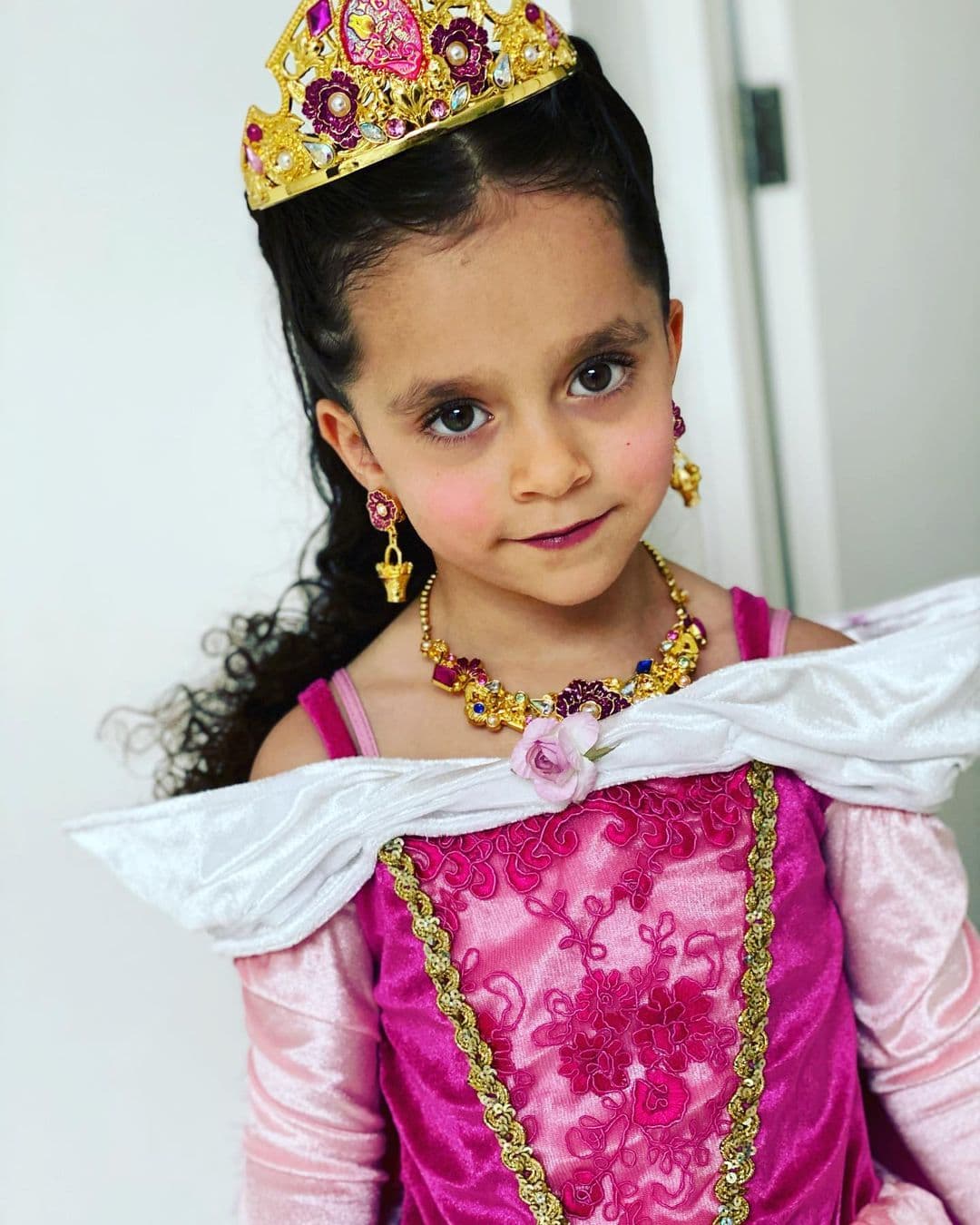 Junto a las fotografías, que hasta el momento suman más de 30 mil 'me gusta', la también youtuber compartió una amorosa dedicatoria para sus hijos.