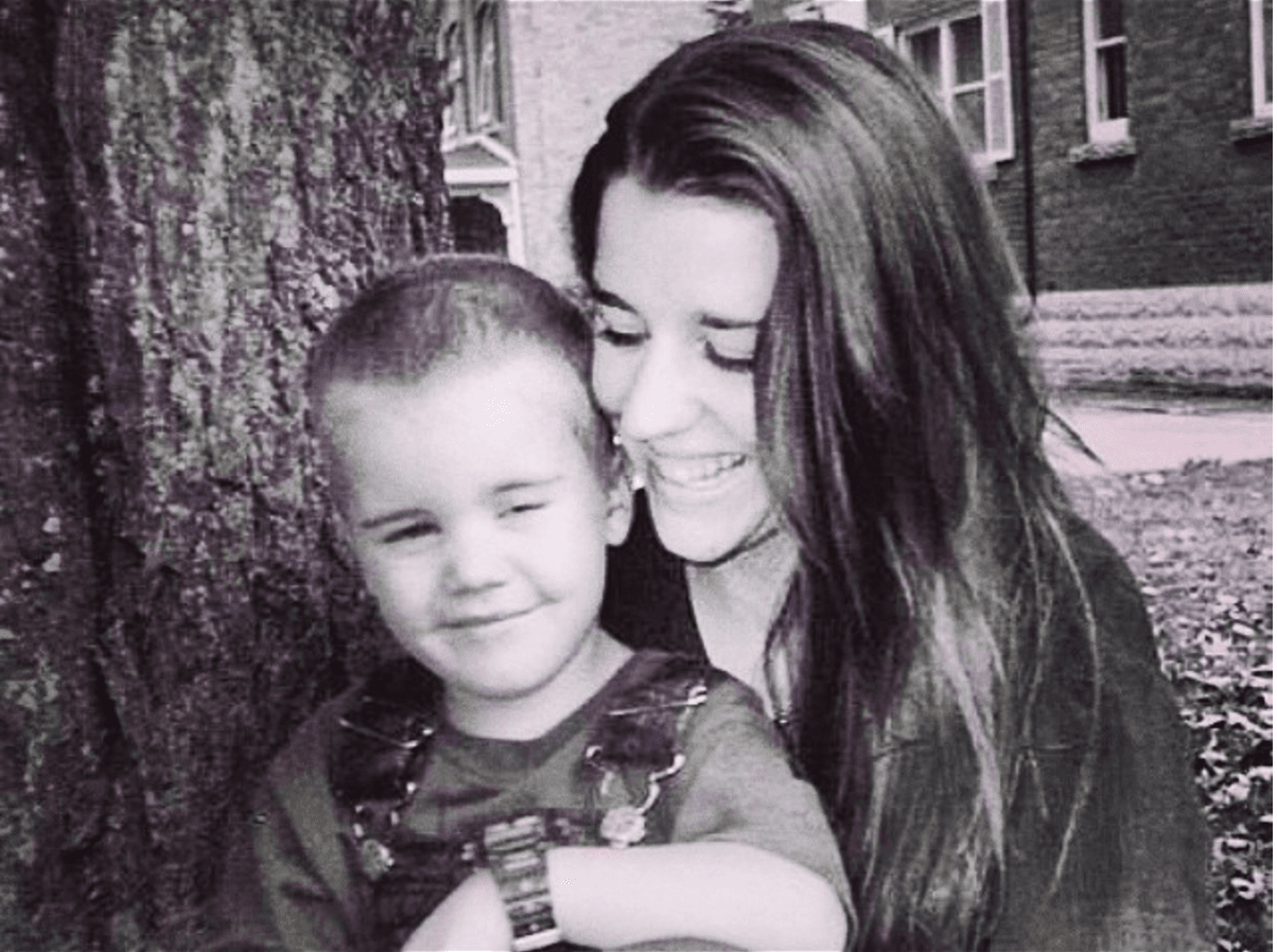 El cantante compartió esta hermosa imagen con su mamá