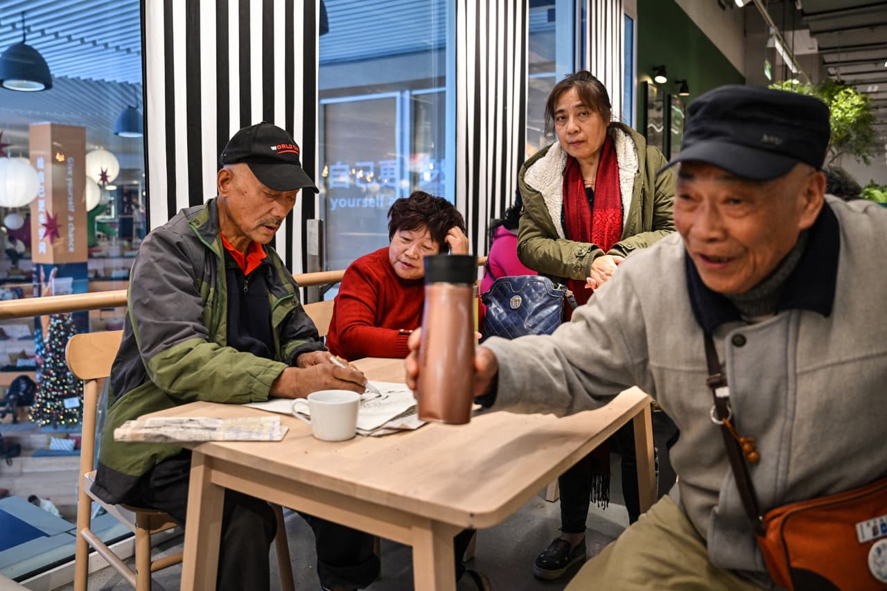 Los adultos mayores acuden con sus alimentos a la cafetería de Ikea todos los martes