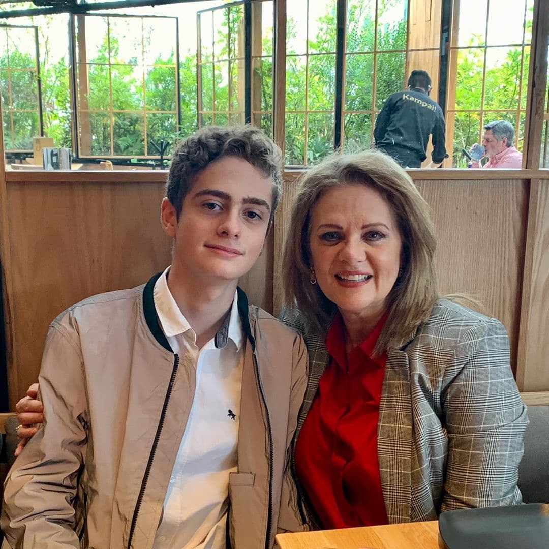 Por primera vez, Erika Buenfil y su hijo protagonizan portada de revista: ‘Madre mía, qué bellos’