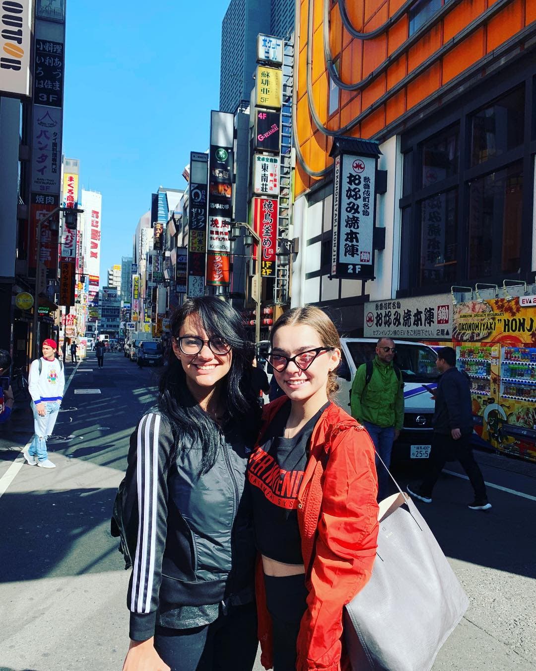 Ale y Maca conquistan también las calles de Japón en look sporty.