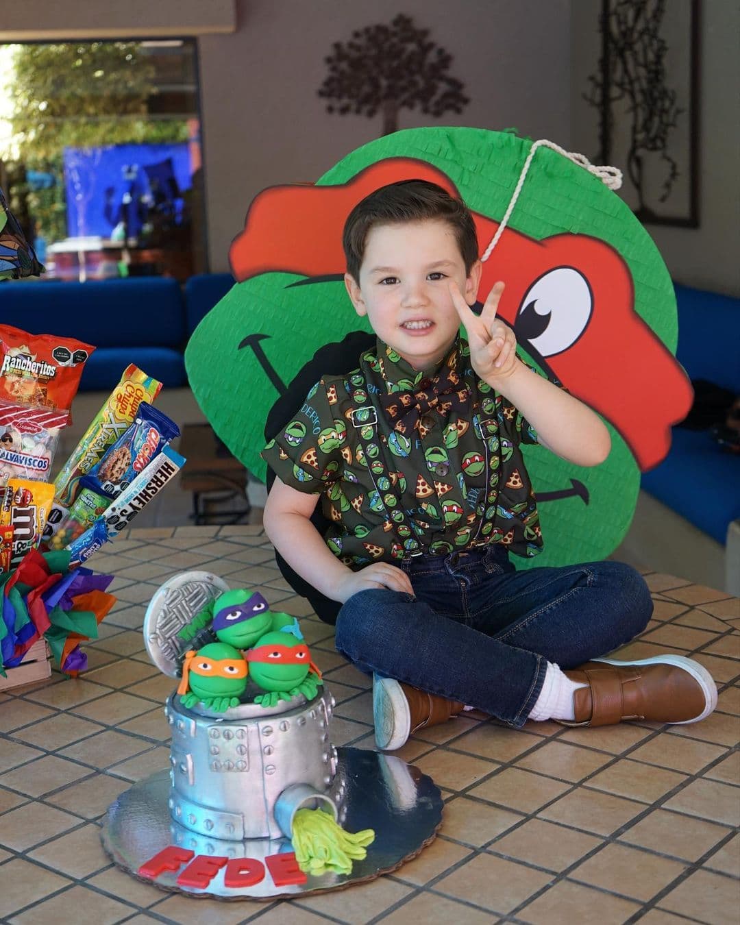 La actriz demostró que la decoración contó con globos de colores, figuras de cartón de tamaño real de las Tortugas Ninja y que incluso la piñata fue el rostro de uno de los famosos personajes.