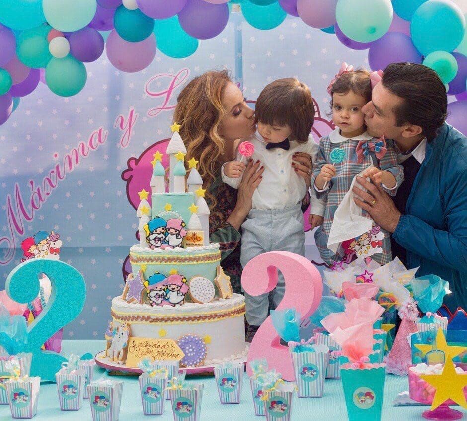A través de su perfil personal de Instagram, la actriz comenzó a compartir imágenes de los logros de sus bebés e incluso para su cumpleaños número dos publicó un tierno retrato familiar, en el que ya se perfilaba el parecido que tendrían Máxima y León con su padre.