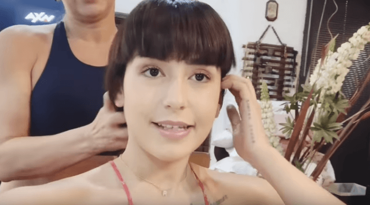 Luego de mostrar paso a paso cómo Niurka le pintó y cortó el pelo, finalmente, Romina reveló su cambio de look. "Amigos, ya soy castaña. Este color es muy parecido, sino es que casi igual, al color natural de mi cabello y me encanta, la verdad. Gracias, mami. Me quedó hermoso", agradeció a su mamá.