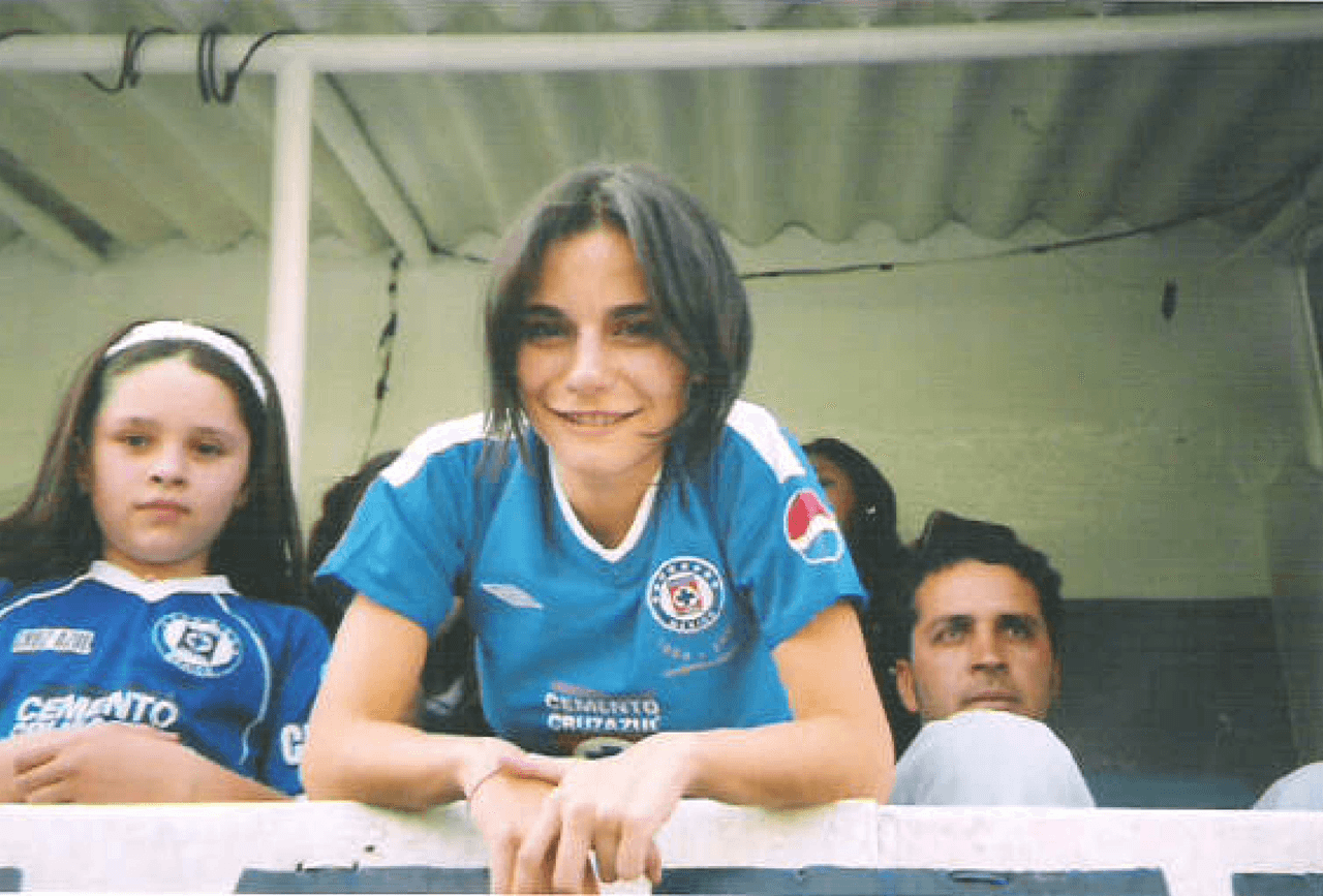 Martha Higareda es otra de las famosas que se sabe que es seguidora del equipo azul.