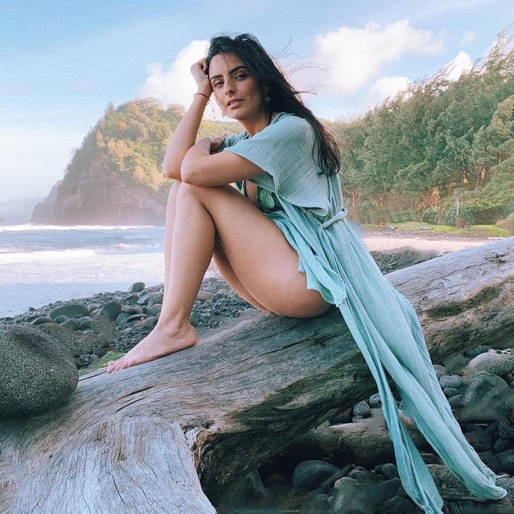 Aislinn Derbez impacta con atrevida foto en traje de baño y hasta Mauricio Ochmann reacciona