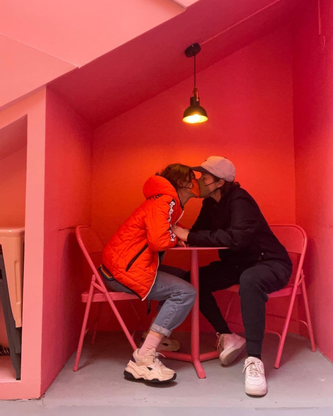Pero hace unos días, su nombre tomó relevancia en redes sociales luego de que en su cuenta oficial de Instagram compartió una fotografía en la que aparece besando a la también artista Marian Ruzzi, desatando rumores de romance.