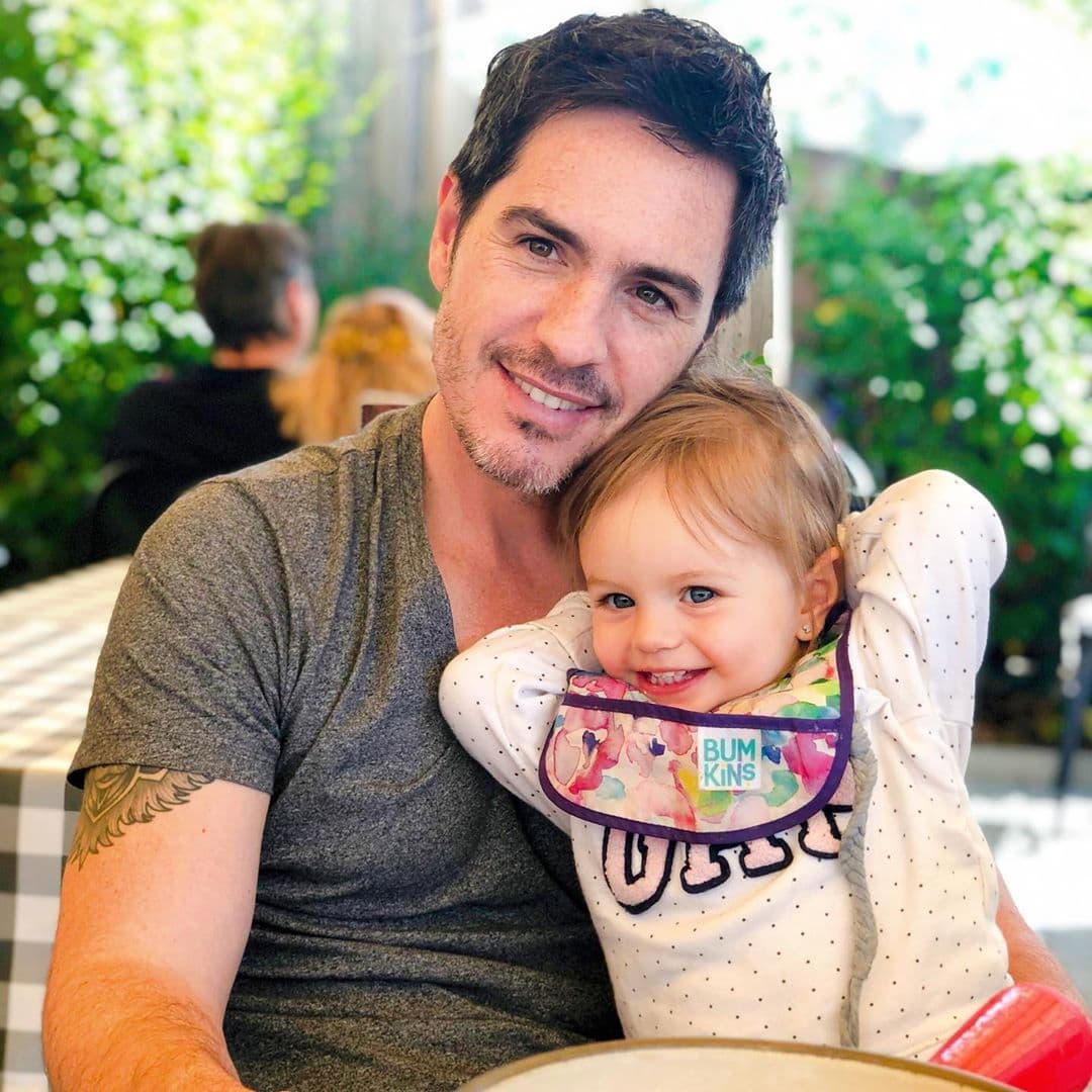 Kailani enternece al ayudar a Mauricio Ochmann a poner el árbol de Navidad