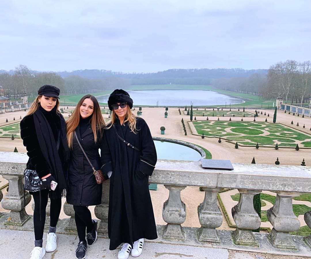 Vania y Danna heredaron la belleza de su mamá. Parecieran todas hermanas ya que realizan un sin fin de actividades y lucen espectaculares.