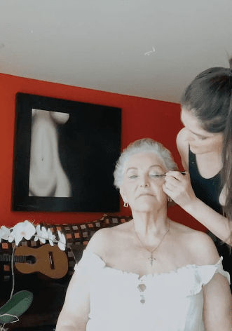 Posteriormente, Ana Bárbara se dispuso a aplicarle sombras de ojos de su marca de maquillaje, llamada 'SOUL'.