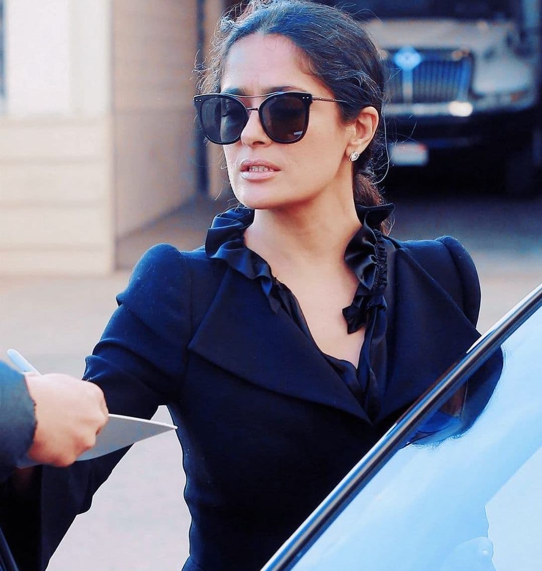 Salma Hayek posa para revista y confirma el peinado ideal para eventos formales