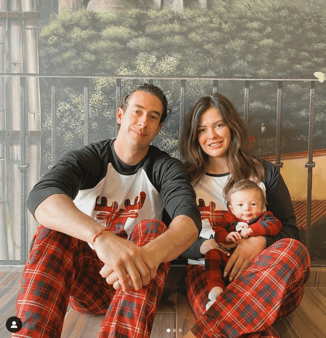 Mariana Echeverría fue otra de las famosas en compartir su postal navideña, la cual acompaño de entrañables fotografías y un mensaje de reflexión. “24 de diciembre del 2020, un año pandemico, un año donde hemos perdido a seres queridos”.