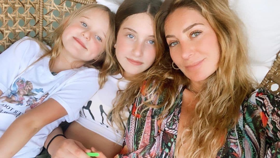 Geraldine Bazán cautiva por lujosas vacaciones con sus hijas: de avión privado a espectacular suite