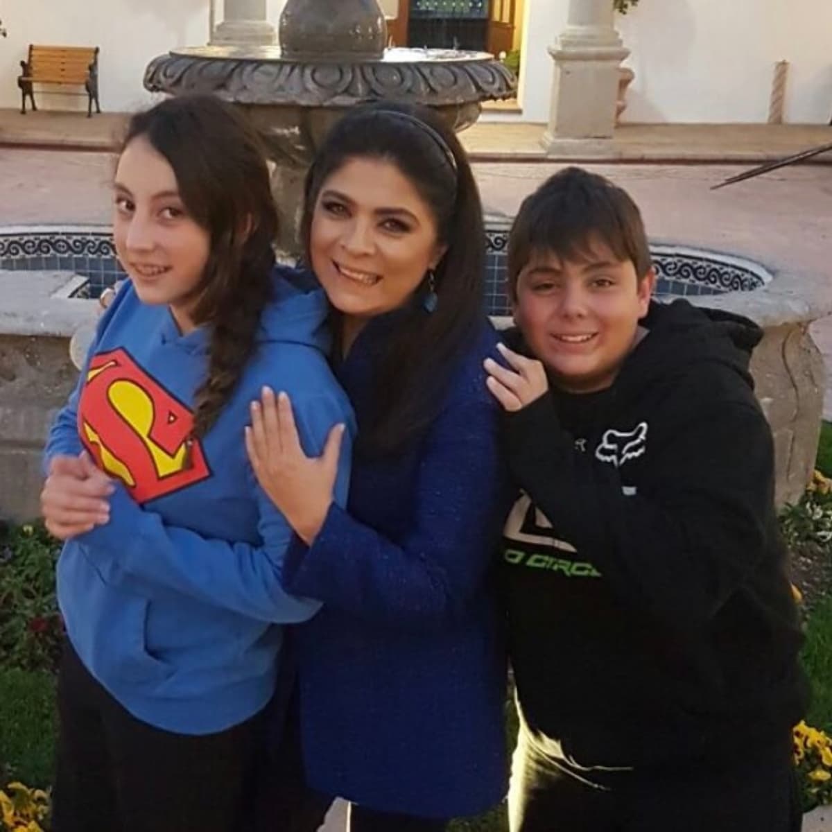 Aunque Anuar y Vicky no forman parte del medio, gracias a los clubs de fans han salido a la luz varias fotografías en las que se muestra a la actriz en su faceta de mamá de los hoy adolescentes.