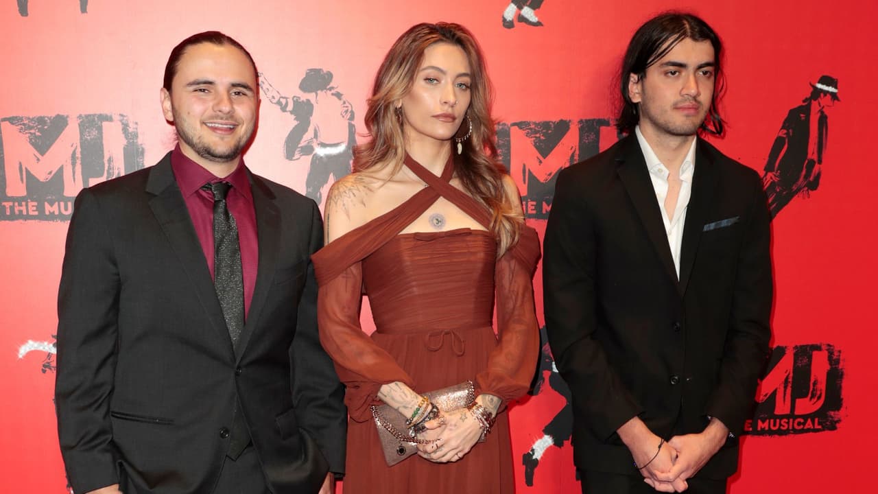 Prince Jackson, Paris Jackson y Bigi Jackson en la premier de 'MJ: The Musical' en marzo de 2024 en Londres, Inglaterra