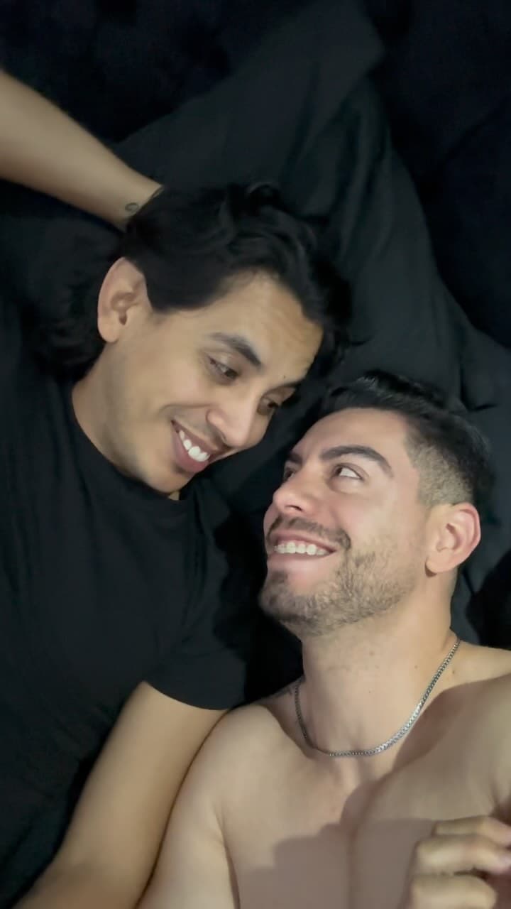 Jhonny Caz de Grupo Firme sube contenido a redes sociales comúnmente con su novio Jonathan Bencomo.