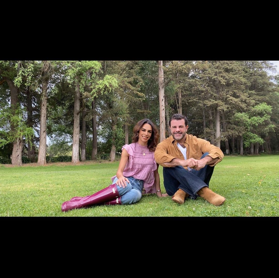 Biby Gaytán publica foto de Eduardo Capetillo y confiesa: “Con este muñeco sí aguanto la cuarentena”