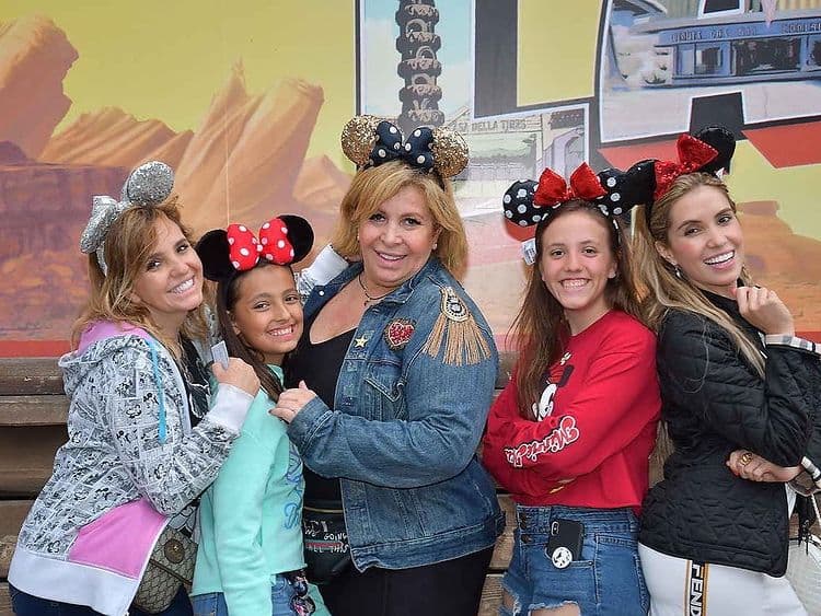 Tras el difícil momento, Paulina siguió asistiendo a las producciones de su mamá y su hermana, aunque ya no participó en secciones, naciendo así su gusto por el medio artístico.