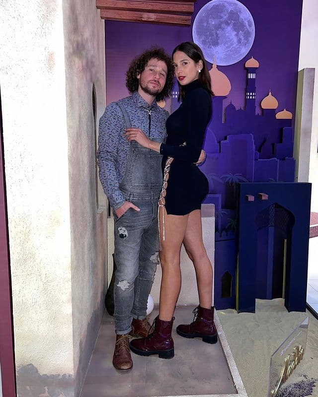 Luisito Comunica y Ari Tenorio impresionan con sus disfraces de Grinch.