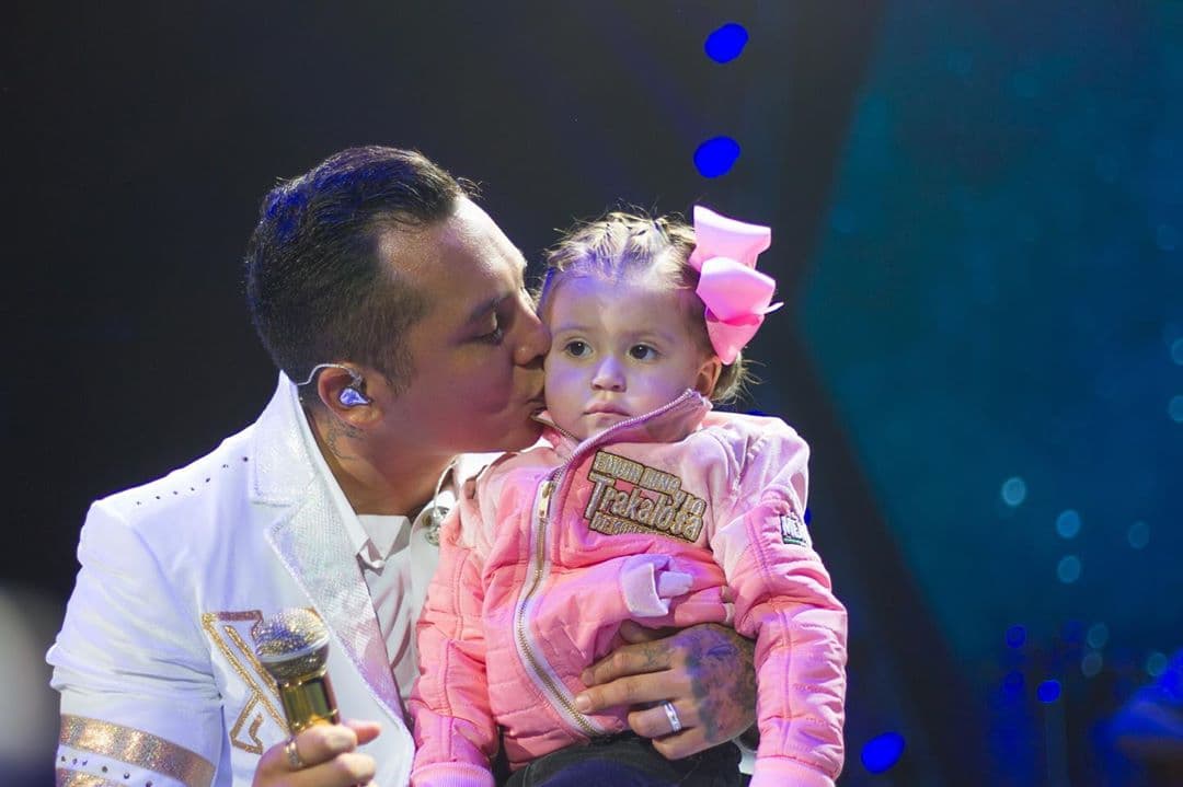 Gianna, hija de Edwin Luna, conmueve a las redes sociales al cantar junto a su papá