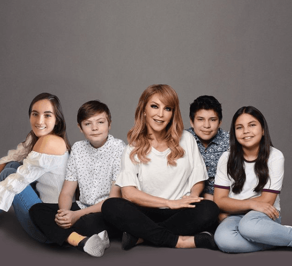 Sin embargo, además de ser una reconocida actriz, conductora y hasta cantante, Laura Flores es la orgullosa madre de cuatro hijos, de los cuales dos son adoptivos y dos biológicos.