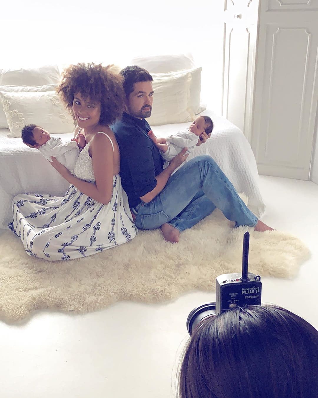 A casi dos meses del nacimiento de los mellizos, la pareja organizó la primera sesión fotográfica de sus bebés con el objetivo de presentarlos oficialmente en rede sociales.