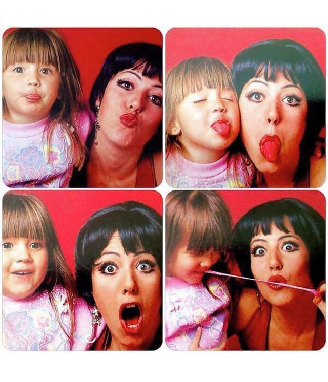 Michelle publicó una divertida imagen en la que dejó ver cómo jugaba con su madre a hacer caras y gestos para una divertida sesión de fotos.