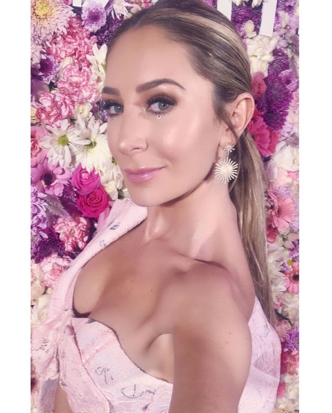 El brillo es el principal protagonista en los looks de maquillaje del momento, pues este estilo se popularizó gracias a la serie de HBO, Euphoria (2019), y ahora ha llegado a alfombras rojas, pasarelas y editoriales. Geraldine Bazán se unió a la tendencia y mantuvo su estilo elegante, al preferir un make up con sombra neutral y un cristal en la parte inferior de cada ojo.