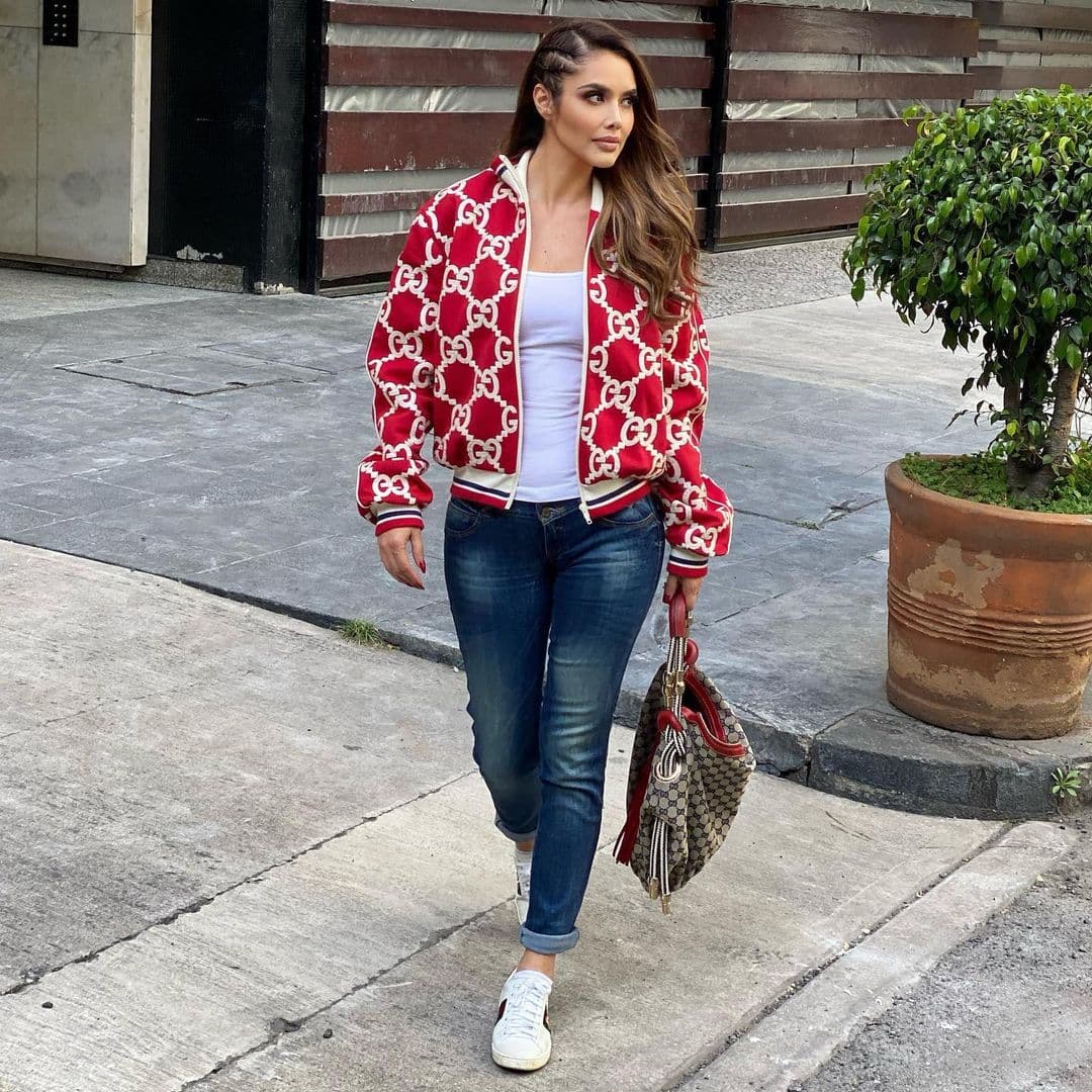 Derrochando estilo y belleza por las calles, Marlene Favela, actriz de 'La Desalmada' nos trajo este perfecto look para un día casual en la ciudad. Lo que parecía una elección sencilla conformada por un par de jeans de mezclilla, unos tenis blancos y una tank, fue llevado a otro nivel con esta magnífica elección de chaqueta.