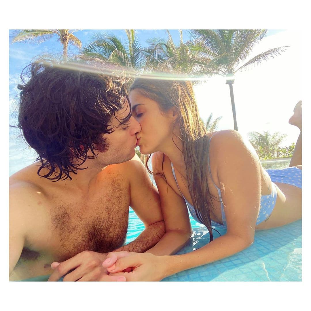 “Que divertido es amarte” fue la frase que colocó al pie de una fotografía en la que se dejó ver junto a Danilo Carrera, quien aparece besándola tiernamente a la orilla de la piscina.