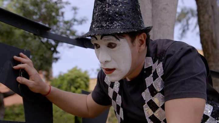 2. En el episodio 'Ah, qué suerte tan chaparra, ¿cuándo crecerá? Voy a ponerle unos zancos, a ver qué pasitos da', el actor Luis Manuel Ávila, conocido por interpretar a 'Junior P. Luche', se convirtió en mimo.