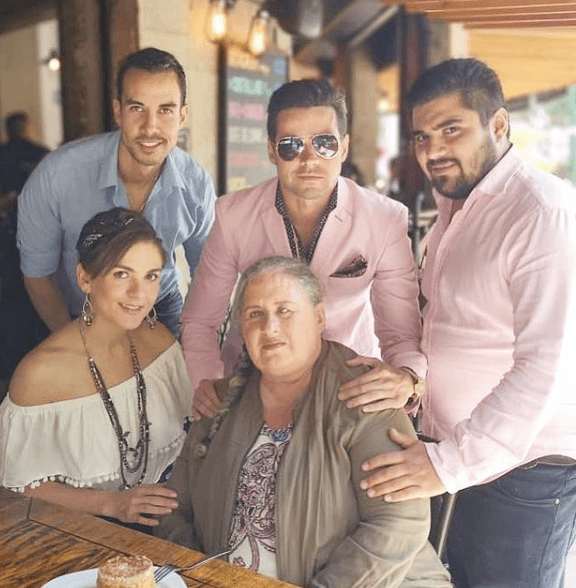 Pero su hermano menor, Alizair, no formó parte de esta agrupación. A continuación, te lo presentamos.