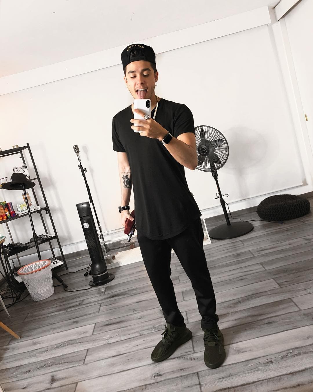 Comenzó su carrera a los 18 años, primero en las redes sociales y su mayor éxito fue su vlog en YouTube.
