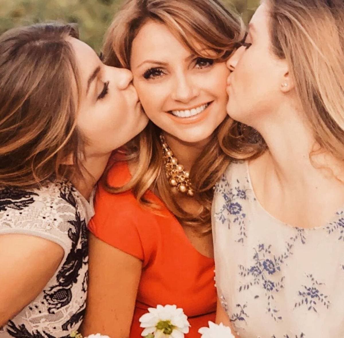 Publican foto de Angélica Rivera y la confunden con su hija: 'Qué bárbaras, están idénticas'